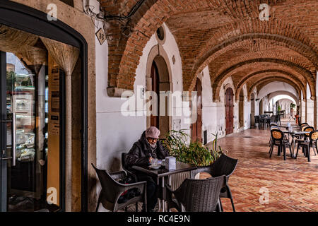 Italien Basilikata Venosa Piazza Umberto I, Arkaden Stockfoto