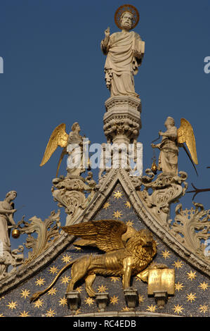 St. Markus der Evangelist und sein Symbol, der geflügelte Löwe. Markusdom. Venedig. Italien. Stockfoto
