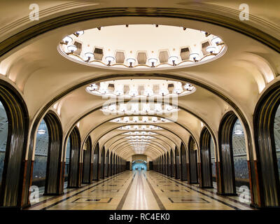 Atemberaubende Aussicht auf Mayakovskaya U-Bahn Station in Moskau, Russland Stockfoto