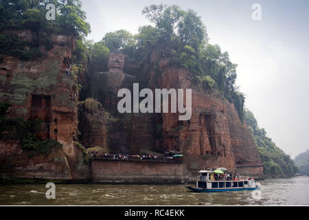 Leshan Giant Buddha (713-803). In eine Klippe des Mount Lingyun geschnitzt. Zeigt Maitreya Buddha sitzt. Provinz Sichuan. China. Stockfoto