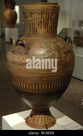 Griechische Art Archaische Periode. Griechische pithos mit der großen Natur Göttin von Löwen und Vögel flankiert eingerichtet. Es kommt von Theben (Böotien) und liegt zwischen 680-670 v. Chr. orientalischen Stil veraltet. Nationalen Archäologischen Museum. Athen. Griechenland. Stockfoto