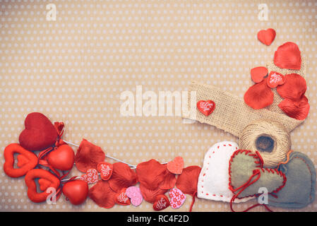 Valentinstag bunte Herzen auf altem Papier Hintergrund liegen. Herz Anhänger. Platz für Text. Valentinstag. Rote Herzen. Weißen Herzen. Bild passte ich Stockfoto