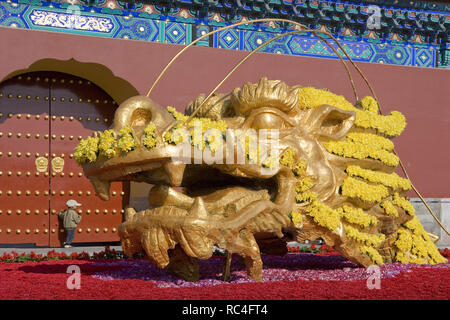 China. Peking. Kopf eines Drachen Skulptur neben der Halle des Gebetes für eine gute Ernte. Tempel des Himmels. Stockfoto