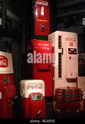 Welt von Coca-Cola. Ständige Ausstellung über die Geschichte von The Coca-Cola Company. Alte Automaten für Cola. Atlanta. In den Vereinigten Staaten. Stockfoto