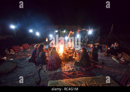 Ein Lagerfeuer versammeln in Wadi Gnaeh, Sinai, Ägypten Stockfoto