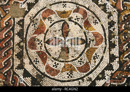 Römische Kunst. Portugal. Römische Villa Pisoes. 1. bis 4. Jahrhundert. Polychrome Mosaik mit geometrischen Motiven verziert. Detail. In der Nähe von Beja. El Alentejo. Stockfoto