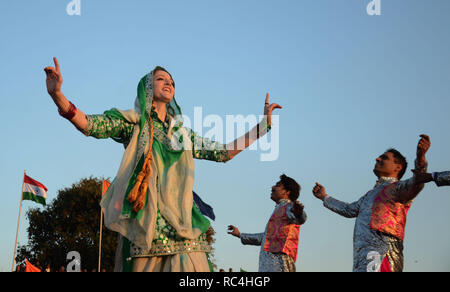 Lahore, Pakistan. 13 Jan, 2019. Pakistan Künstler Tanz während kulturelle Show bei der Abschlussfeier der Internationalen Kabaddi Takra grünes Team Meisterschaft zwischen Pakistan und der indischen Teams in Punjab Stadion in Lahore. Internationale Kabaddi Takra Meisterschaft zwischen drei Länder Pakistan, Iran, Indien. Pakistan Grün kabaddi Mannschaft besiegte Indien von 40-29 der Titel der Internationalen Kabaddi Taakra in Punjab Stadion zu klammern. Credit: Rana Sajid Hussain/Pacific Press/Alamy leben Nachrichten Stockfoto