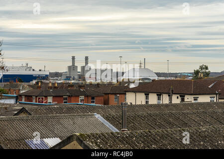 Blick über die Dächer in Southampton zu den EFF im Marchwood (marchwood Energy Recovery Facility) eine Müllverbrennungsanlage in Southampton, England, Großbritannien Stockfoto