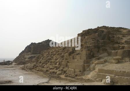 Ägypten. Sat-Pyramiden der Großen Pyramide von Khufu oder Cheops, bekannt als die Pyramiden von Königinnen. Von rechts nach links: Pyramide G1-a, zurückzuführen auf Hetepheres I (Mutter von Cheops) Pyramide G1-b zurückzuführen auf Meritites I, und die Pyramide G1-c zurückzuführen auf Henutsen (Mutter von khafre und Khufus dritte Frau). 4. Dynastie. 26. Jahrhundert v. Chr. alte Königreich. Gizeh. Stockfoto