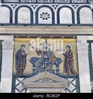 Italien. Florenz. Basilika von San Miniato al Monte. Im romanischen Stil. 11. Jahrhundert. Mosaik auf der Fassade. Christus, der Jungfrau Maria und St. John. Toskana. Stockfoto