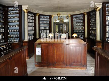 Finnland. Turku. Apotheke Museum und das Qwensel Haus, in den 1700er Jahren in einem Bereich für den Adel vorbehalten. Eine Apotheke aus dem 19. Jahrhundert wurde im shop Flügel des Gebäudes eingerichtet. Sammlung von Apotheke Utensilien auf dem Display. Stockfoto