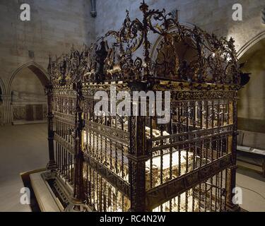 ARTE GOTICO. ESPAÑA. DE SEPULCRO DON DIEGO DE ANAYA, Frontera de Sevilla y Fundador del Colegio Mayor de San Bartolomé. Realizado en Alabastro. Se encuentra en la capilla DE SAN BARTOLOME O DE ANAYA, fundada por Se mismo en el año 1422. CLAUSTRO DE LA CATEDRAL VIEJA DE SALAMANCA. Castilla-León. Stockfoto