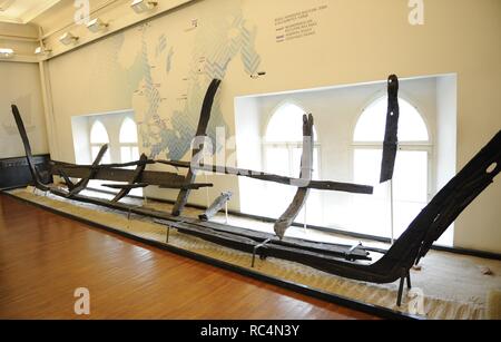 Navigation. Mittleren Alters. 13. Jahrhundert. Überreste einer versunkenen Schiffs von 14,3 m in der Länge. Aus Eiche und Kiefer. Für cabotaje Handel auf dem Seeweg. Museum der Geschichte und der Navigation. Riga. Lettland. Stockfoto