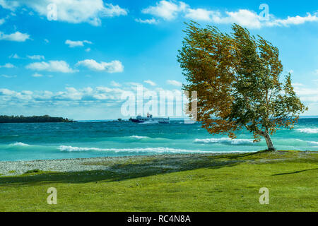 Mackinac Island Fähre trotzen die Wellen auf einen windigen Herbst Tag Stockfoto