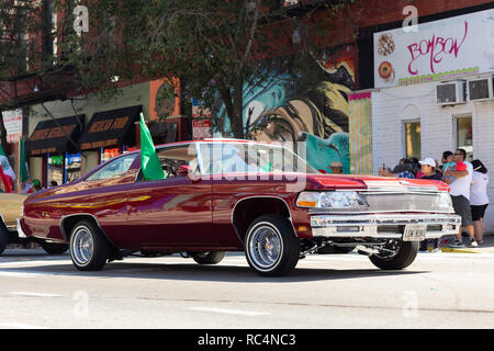 Chicago, Illinois, USA - 15. September 2018: Pilsen mexikanischen Independence Day Parade, Chevrolet, Lowrider, Durchführung der mexikanischen Flagge Stockfoto