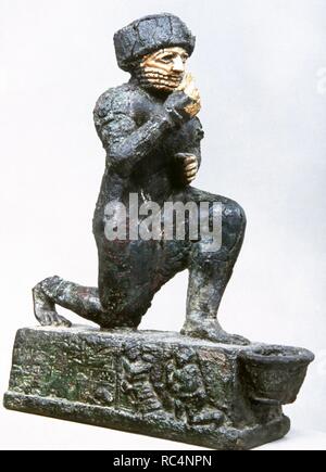 Statuette eines knienden Mann, bekannt als gottesfürchtig Larsa. Durch ein Einwohner von Larsa, der dem Gott amurru für das Leben von Hammurabi gewidmet. Bronze und gold, frühen zweiten Jahrtausend v. Chr.. Diese votive Statuette hat eine Aufschrift in einer der Seiten, die sich mit der Sumerische Gott martu (akkadischen Amurru). Die Vorderseite verfügt über eine kleine Schüssel, die als Trankopfer Gefäss. Die Anbeter ist Hammurabi (1792-1750 v. Chr.), König von Babylon. Louvre Museum. Paris, Frankreich. Stockfoto