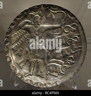 Sasanian Kunst. Platte mit dem König Jagd. Silber; jagen, Vergoldung. Iran. 5. Jahrhundert. Als Teil eines Schatzes in Permer Region gefunden. Die Eremitage. Sankt Petersburg. Russland. Stockfoto