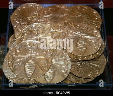 Königsgräber von Mykene. 16. Jahrhundert v. Chr.. Mykenische gold roundels mit repousse Dekoration zeigt eine Biene. Nationalen Archäologischen Museum. Athen, Griechenland. Stockfoto