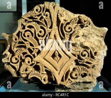 Islamische Kunst Fragment eines Bogens eines andalusischen Palast. Burg Formo s in Balaguer gebaut (1040-1045). Geometrische und pflanzliche Dekoration. Regional Museum des Noguera. Balaguer. Katalonien, Spanien. Stockfoto