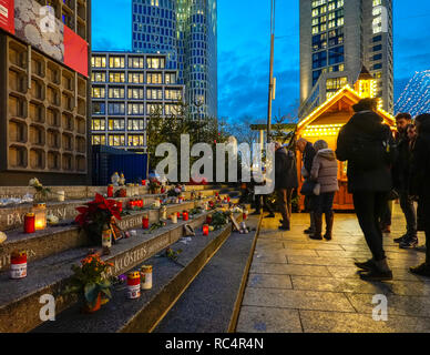 Berlin Breitscheidplatz Denkmal am Weihnachtsmarkt, Berlin City Weihnachtsmarkt, für die 12 Opfer von Terror attack 2016. Besucher Kerzen anzünden. Stockfoto