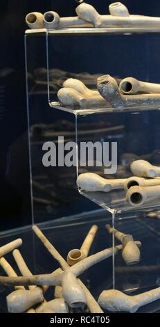 Clay Tabakpfeifen. In Oslo auf dem Boden des alten Hafens gefunden. Die Verwendung von Tabak wurde populär, war billig, 1600 s. Bis 1640 war es für die Besatzungen der dänisch-norwegischen Flotte verboten zu rauchen. Der König dachte, d. h. war gefährlich für die Gesundheit. Norwegische Seefahrtsmuseum. Oslo. Norwegen. Stockfoto