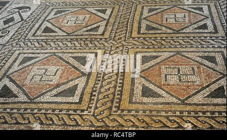 Römischen geometrischen Mosaik. 2. bis 3. Jahrhundert n. Chr.. Quadrat mit Hakenkreuzen. Von Jaume ich Straße, Tarragona. Nationales Archäologisches Museum. Tarragona. Katalonien, Spanien. Stockfoto