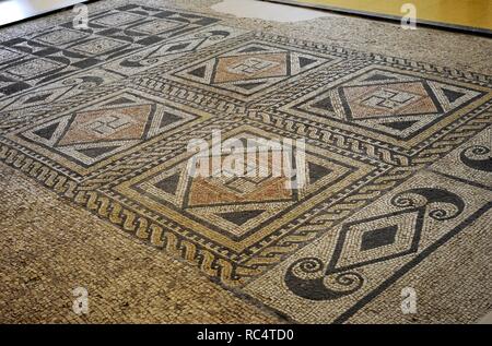 Römische geometrischen Mosaik. 2nd-3rd Century AD. Zwei paviments: Platz mit Hakenkreuzen und rechteckig mit tangentialen Kreisen. Von Jaume I Straße, Tarragona. Nationalen Archäologischen Museum. Tarragona. Katalonien, Spanien. Stockfoto