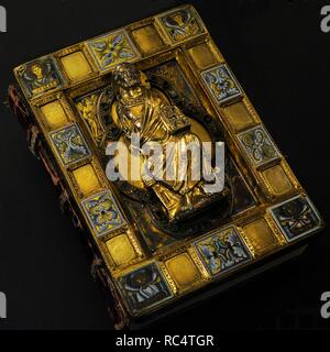 Goldene Buch Cover eines karolingischen Evangelium Buch. Köln, C. 1160-1180. Deutschland. Vergoldetem Silber mit Emaille, übersät mit Steinen. Museum Schnu Tgen. Köln, Deutschland. Stockfoto