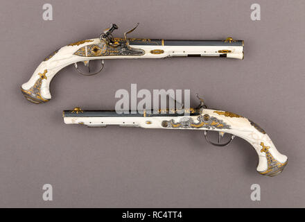 Paar Flintlock Pistolen von Kaiserin Katharina die Große (1729-1796). Kultur: Russland, Sankt Petersburg. Abmessungen: L. von jeweils 14 cm. (36,8 cm). Büchsenmacher: Johan Adolph Grecke (Russisch, Sankt Petersburg, 1755-90). Datum: 1786. Diese Pistolen sind Teil einer deluxe Garnitur von Elfenbein sortierten Jagd Waffen für die Kaiserin Katharina die Große (regierte 1762-96), deren erste (E für ekaterine) befindet sich auf dem Wappen der Griffe. Die Garnitur, die ursprünglich diese Pistolen bestand, eine vogeljagd Stück vom 1786 (Nationalmuseum, Warschau), und einem Gewehr (Aufenthaltsort unbekannt), wurde später Gi Stockfoto
