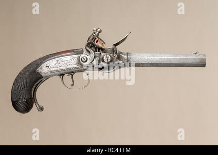 Musketen wiederholte Pistole mit Lorenzoni Aktion, die das Wappen von Vice Admiral Horatio Nelson, mit Etui und Zubehör. Kultur: Britische, London. Abmessungen: Pistole (a); L. 14 1/2 in. (36,8 cm); L. von Zylinder 6 in. (15,2 cm); Cal. .55 in. (14 mm); Wt. 3 lb. 15 oz. (1786 g); Reserve Zylindermantel (B); L.6 1/8 in. (15,6 cm); Wt. 14,4 oz. (408.2 g); bullet Mold (c); L.5 3/8 in. (13,7 cm); Wt. 2.6 oz. (73,7 g); Körner (d); L. 5 1/2 in. (14 cm); Wt. 4.4 oz. (124.7 g); (e); L.3 3/4 in. (9,5 cm); Wt. 1.6 oz. (45,4 g); Fall (f); H.4 1/8 in. (10,5 cm); W. 15 9/16 in. (39,5 cm); D.7 5/8 in. Stockfoto