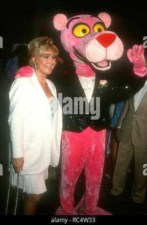 WESTWOOD, CA - 26. August: Schauspielerin Barbara Eden besucht "Der Sohn der Pink Panther' Premiere am 26 August, 1993 t Avco Center Kinos in Westwood, Kalifornien. Foto von Barry King/Alamy Stock Foto Stockfoto