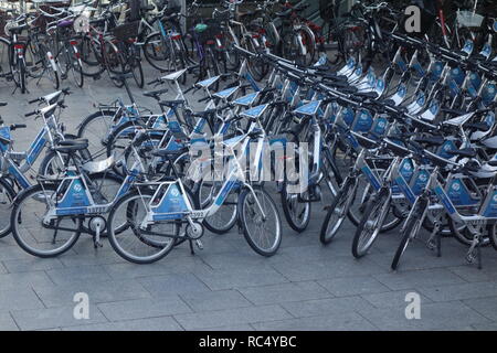 Fahrräder vor dem Hauptbahnhof in Köln, einer von mehreren Fahrradverleih in der Stadt zur Verfügung. Stockfoto