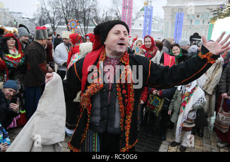 Ein Mann gesehen in einem Kostüm während der Ukrainischen traditionellen Urlaub Feier an der Hagia Sophia in Kiew, Ukraine gekleidet. Die Malanka auch als das Alte Neue Jahr Feier bekannt ist eine mittelalterliche Stil Karneval zu einer christlichen Heiligen gewidmet, das Datum passt zu Beginn des neuen Jahres nach dem alten julianischen Kalender. Stockfoto