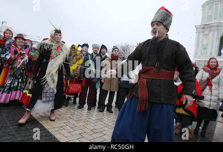 Ein Mann im Kostüm mit einem Schwert während der Ukrainischen traditionellen Urlaub Feier an der Hagia Sophia in Kiew, Ukraine gesehen gekleidet. Die Malanka auch als das Alte Neue Jahr Feier bekannt ist eine mittelalterliche Stil Karneval zu einer christlichen Heiligen gewidmet, das Datum passt zu Beginn des neuen Jahres nach dem alten julianischen Kalender. Stockfoto