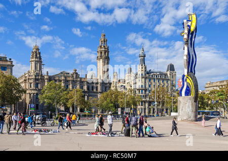 Barcelona, Spanien - 10. November 2018: Plaza d'Antonio Lopez mit der Central Post Office links, El Cap de Barcelona (der Kopf) eine surrealistische scu Stockfoto