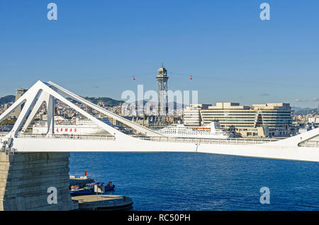 Barcelona, Spanien - 10 November, 2018: Blick über die Brücke Porta d'Europa, World Trade Center und Hotel Eurostars Grand Marina, ein Turm der Antenne Stockfoto