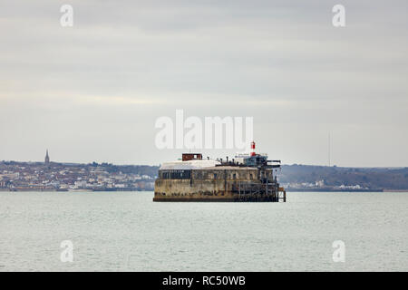 Spitbank Fort, ein Meer fort als Teil der Palmerston Forts Konstruktionen im Solent, in der Nähe von Portsmouth, England gebaut, heute ein Luxushotel, Ryde hinter Stockfoto