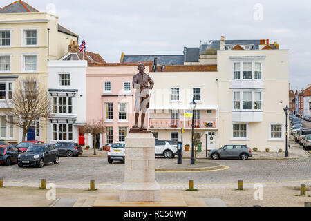 Statue von Admiral Lord Horatio Nelson, der Held der Schlacht von Trafalgar, 21. Oktober 1805, in der Grand Parade, Portsmouth, Hants, Südküste England, Großbritannien Stockfoto