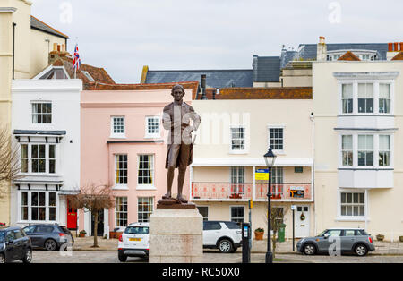 Statue von Admiral Lord Horatio Nelson, der Held der Schlacht von Trafalgar, 21. Oktober 1805, in der Grand Parade, Portsmouth, Hants, Südküste England, Großbritannien Stockfoto