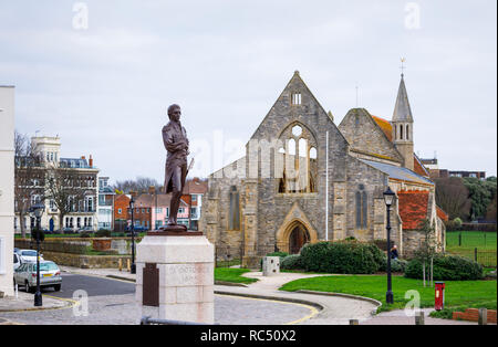 Statue von Admiral Lord Horatio Nelson, der Held der Schlacht von Trafalgar, die von der Königlichen Wache Kirche Ruinen, Portsmouth, Hants, Südküste England, Großbritannien Stockfoto