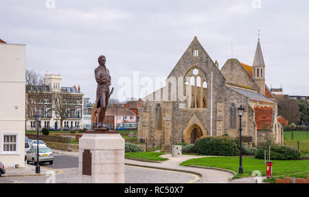 Statue von Admiral Lord Horatio Nelson, der Held der Schlacht von Trafalgar, die von der Königlichen Wache Kirche Ruinen, Portsmouth, Hants, Südküste England, Großbritannien Stockfoto