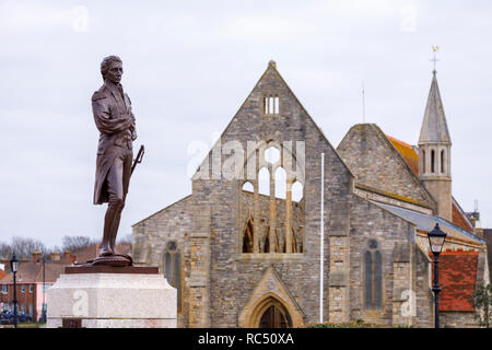 Statue von Admiral Lord Horatio Nelson, der Held der Schlacht von Trafalgar, die von der Königlichen Wache Kirche Ruinen, Portsmouth, Hants, Südküste England, Großbritannien Stockfoto