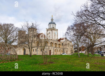 Blick auf das Äußere des Landmark anglikanischen Portsmouth Dom (Kathedrale Kirche des Hl. Thomas von Canterbury), alte Porstmouth, Hampshire, Großbritannien Stockfoto