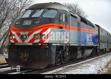 Bartlett, Illinois USA. Eine eingehende Metra Zug transportiert Pendler zu Chicago nach der Abfahrt von der Vorstadt Bartlett, Illinois. Stockfoto