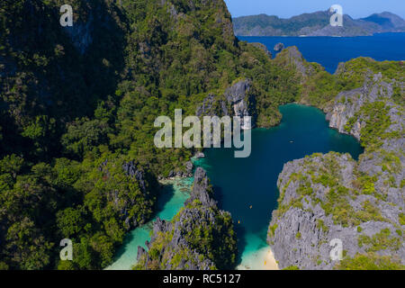 Luftbild mit einer Drohne der großen Lagune, von Miniloc Island, El Nido, Palawan, Philippinen genommen Stockfoto