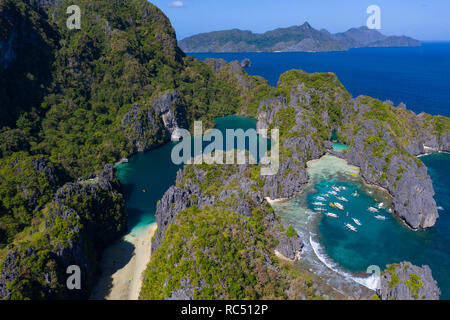 Luftaufnahme der kleinen Lagune nach rechts mit Booten Und Big Lagoon auf der linken Seite, Miniloc Island, El Nido, Palawan, Philippinen Stockfoto