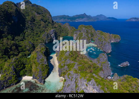 Luftaufnahme der kleinen Lagune nach rechts mit Booten Und Big Lagoon auf der linken Seite, Miniloc Island, El Nido, Palawan, Philippinen Stockfoto