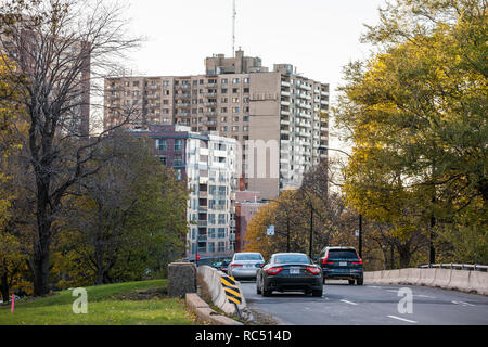 MONTREAL, KANADA - 4. NOVEMBER 2018: Auto Verkehr Auf einer städtischen Straße in Montreal, im Herbst, an der Cote des Neiges Straßen, mit Fahrzeugen vorbei, während Stockfoto