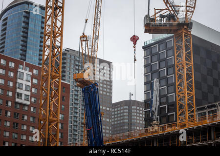 MONTREAL, KANADA - 6. NOVEMBER 2018: Krane und Gerät auf einer Baustelle eines Wolkenkratzers in Downtown Montreal, von anderen hohen Bergen r Stockfoto