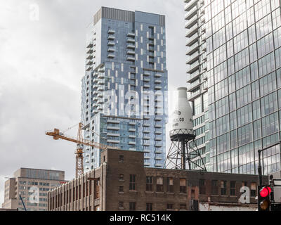 MONTREAL, KANADA - 7 November 2018: Alte industrielle Backsteinbauten, amerikanische Architektur und modernen Business gläsernen Wolkenkratzern in Downtown Stockfoto